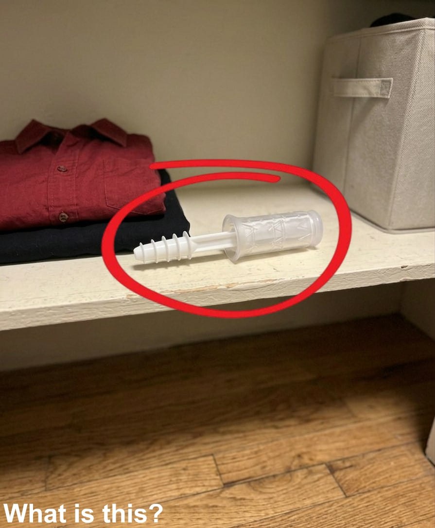 Ich öffnete heute Abend den Kleiderschrank meiner Frau und fand das darin. Ich habe…